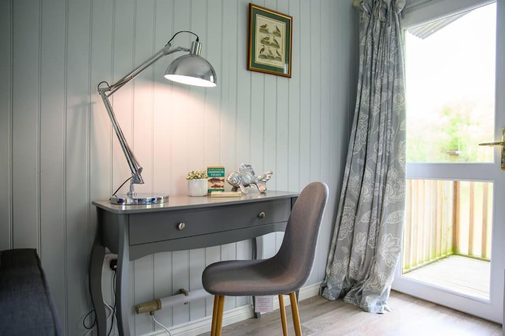 Lakeside Cabin On Stilts- 'Kingfisher' Rous Lench 외부 사진