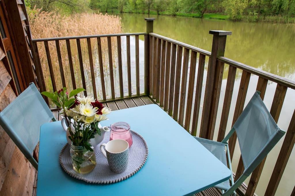 Lakeside Cabin On Stilts- 'Kingfisher' Rous Lench 외부 사진